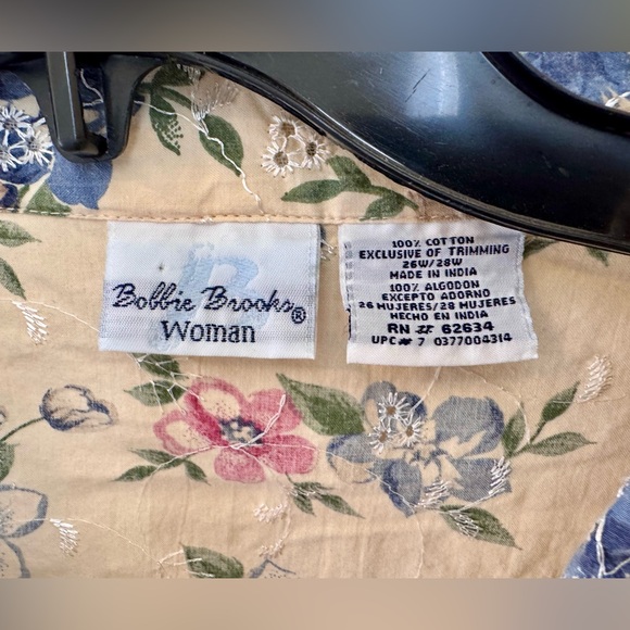BOBBIE BROOKS VINTAGE TOP SIZE 26W/28W. FLORAL EYELET BUTTON DOWN, SHORT SLEEVE - Picture 3 of 14